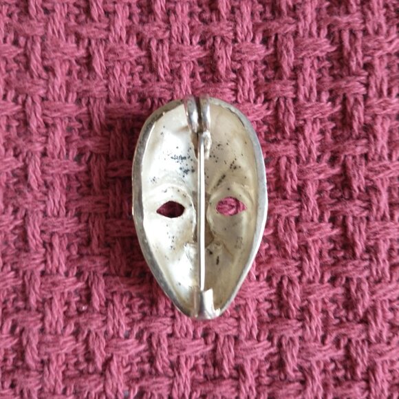 Venetian Carnival Masquerade Mask Pin Brooch in Silver Plate - Picture 5 of 8